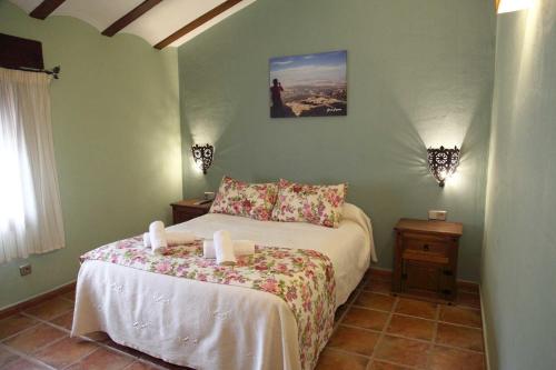 Tempat tidur dalam kamar di Hotel Rural Valle del Turrilla - Cazorlatur