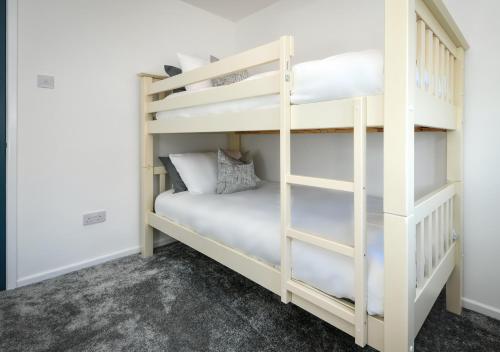 a bunk bed room with two bunk beds at Mor a Mynydd in Abersoch