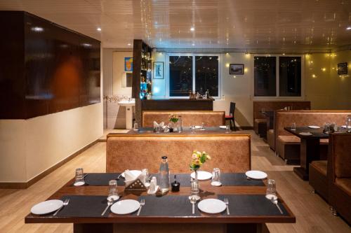 un comedor con mesas y sillas en un restaurante en The Loft Norling Hotel & Spa en Bhurtuk