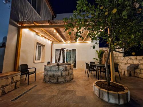 a room with a table and a tree in it at Residence Del Tellaro in Noto Marina