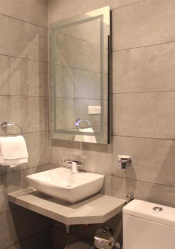 Et badeværelse på Ixoras Hotel Lemba