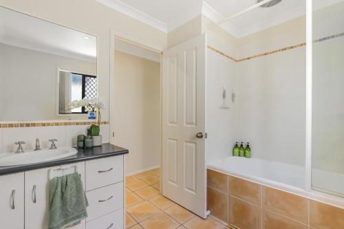 W łazience znajduje się wanna, umywalka i prysznic. w obiekcie Terbium Sanctuary w mieście Brisbane