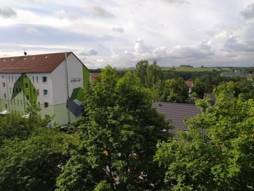 uitzicht op een stad met bomen en gebouwen bij Oederan One Room Apartment 33m2 Mindestens 1 Monat Reservierung in Oederan
