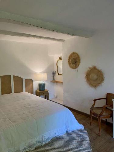 Un pat sau paturi într-o cameră la Jolie maisonnette