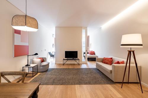 un soggiorno con divano e TV di 4-Suites Batalha Residence & SIZE Flats Batalha a Porto