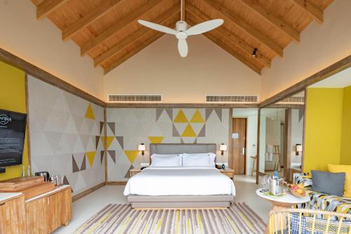 Voodi või voodid majutusasutuse Hard Rock Hotel Maldives - Complimentary Roundtrip Speed Boat Transfer Until 21st December 2025 toas