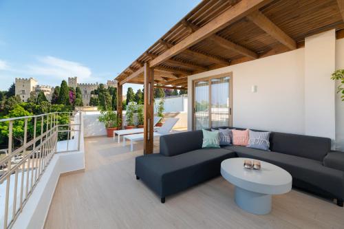 Un balcón o terraza de The 12th City Hotel