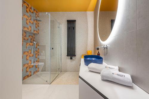 ein Bad mit einer Dusche und Handtüchern auf der Theke in der Unterkunft Monte BillBerry Apartments in Sopot