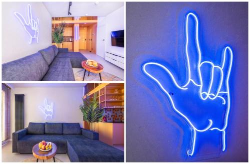 ein Wohnzimmer mit einer blauen Wand, auf der eine Hand gemalt ist in der Unterkunft Monte BillBerry Apartments in Sopot