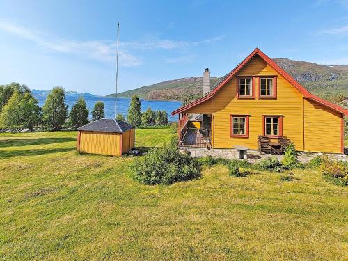 una casa amarilla sentada sobre un campo de hierba en 6 person holiday home in Kviby, en Kviby