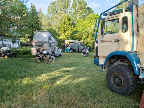 un camión estacionado en un campo con un camping en Balabanağa Çiftliği Camping, en Kastamonu