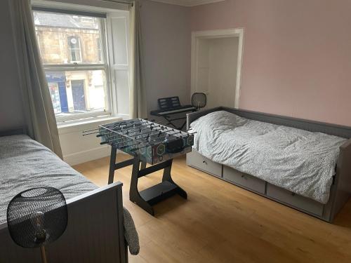 本提斯埃蘭的住宿－Lovely 2 bedroom condo in Burntisland, Fife，一间卧室设有两张床和窗户。
