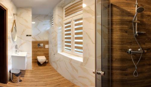 un baño con ducha y WC en Maria, en Rymanów-Zdrój