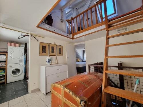 une chambre avec un escalier et un lave-linge dans l'établissement Superbe logement au centre de Paris, à Paris
