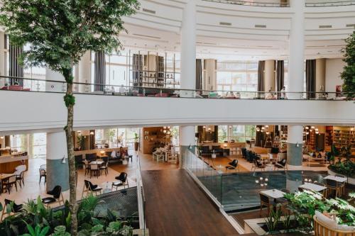 uitzicht op de lobby van een gebouw met tafels en stoelen bij Akra Kemer - Ultra All Inclusive in Kemer