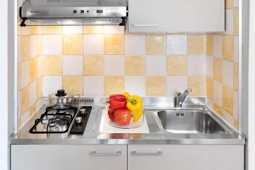 eine Küchentheke mit einer Spüle und einer Obstschale in der Unterkunft Residence Nautic in Rimini