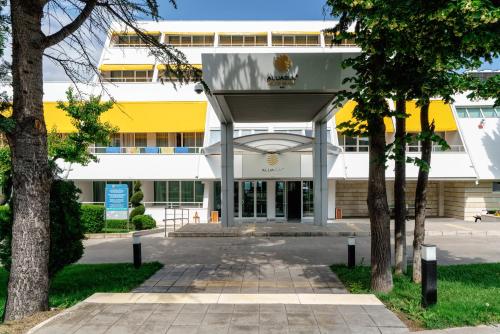 un edificio con uffici, di colore giallo e bianco di AluaSun Helios Beach - All Inclusive a Obzor