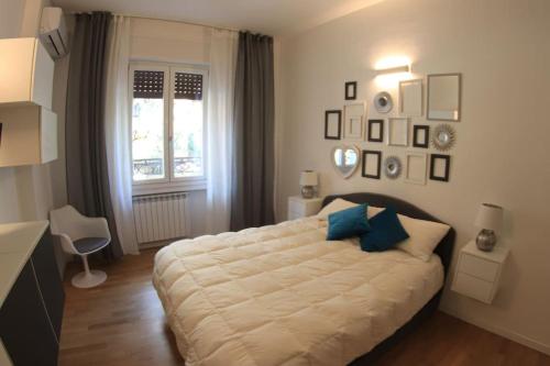 um quarto com uma cama grande e almofadas azuis em Casa San Siro-Stadio & free park - Stadio e Metropolitana em Milão