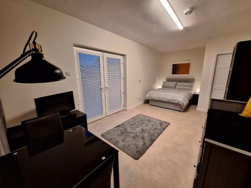 Χώρος καθιστικού στο Quiet countryside studio apartment - recently renovated and amazing views