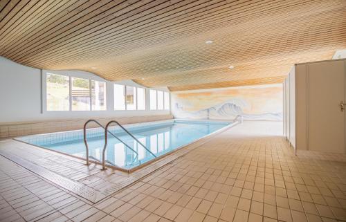 una piscina in un edificio con un murale di Rehwiesa Studio C24 a Arosa