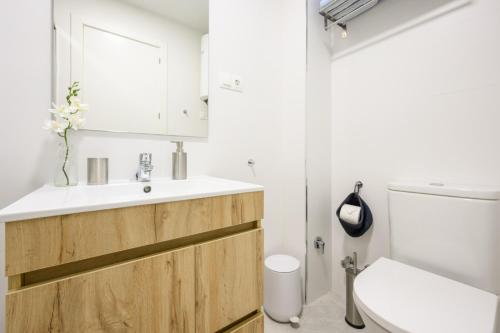 ein Bad mit einem Waschbecken und einem WC in der Unterkunft Burgos 2 Terrace, pool, parking by 10ToSea in Fuengirola