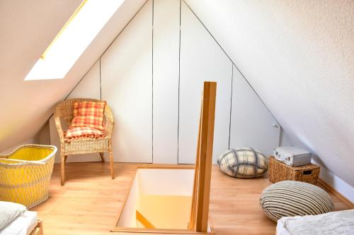 Zimmer im Dachgeschoss mit einem Dachfenster und einem Tisch in der Unterkunft Ostsee Auszeit in Pruchten