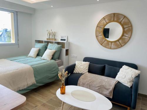 un salon avec un canapé et une table dans l'établissement Centre-ville - Plage à pied - Calme - Parking, à Quiberon