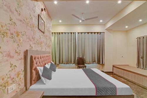 a hotel room with a bed in a room at Townhouse The Den in Kolkata