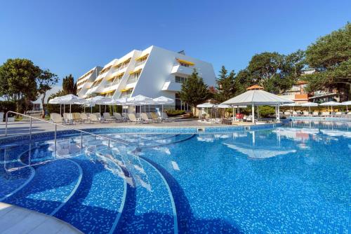 Bazén v ubytování AluaSun Helios Beach - All Inclusive nebo v jeho okolí