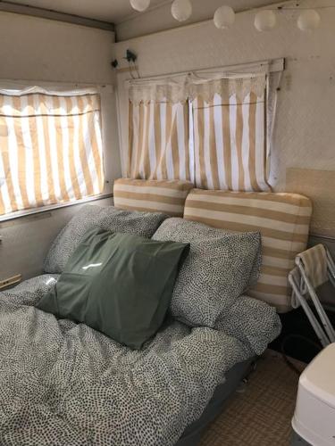 Lova arba lovos apgyvendinimo įstaigoje Retro Caravan: Suikerunie Hub