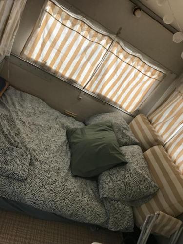 Postel nebo postele na pokoji v ubytování Retro Caravan: Suikerunie Hub