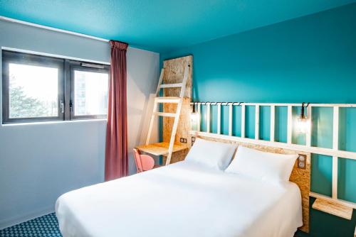 a hotel room with a bed and a ladder at Birgit H&ocirc;tel Le Havre Centre in Le Havre