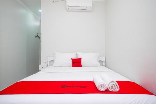 A bed or beds in a room at RedDoorz Plus @ Harmonie Cepu Blora