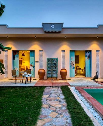 una casa con piscina delante de ella en Parijat Private Pool Villa 1, 2 and 3 BHK, en Udaipur