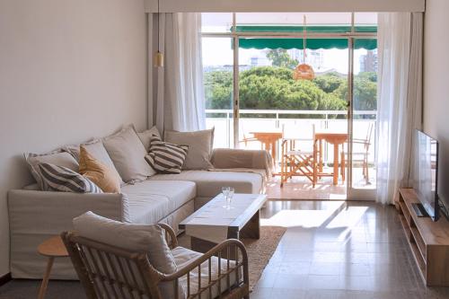 un soggiorno con un divano e un tavolo di Precioso apartamento en Platja d'Aro, Costa Brava. a Platja  d'Aro