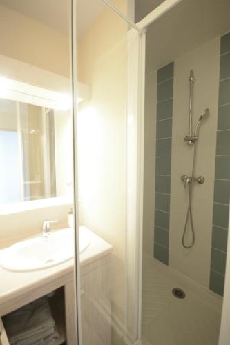 une salle de bain avec douche et lavabo dans l'établissement Appartement plage piscine et tennis inclus, à La Londe-les-Maures