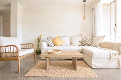 un soggiorno con un divano bianco e un tavolino da caffè di Precioso apartamento en Platja d'Aro, Costa Brava. a Platja  d'Aro