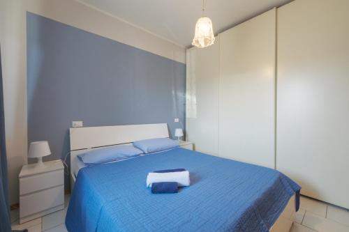 een slaapkamer met een blauw bed met 2 handdoeken erop bij Interno 2 in Iseo