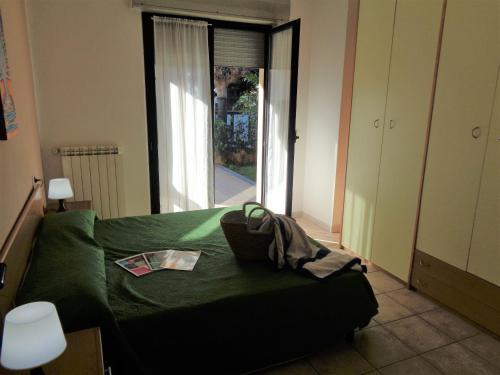 una camera da letto con un letto verde e una finestra di Residence Adriatico a Silvi Marina