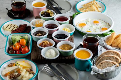 uma mesa com muitos pratos de comida em Stayso by Cloud7 Hotels em Istambul