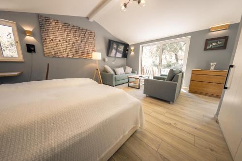 魏瑪的住宿－Ferienhaus Esswiese，一间卧室设有一张床和一间客厅。