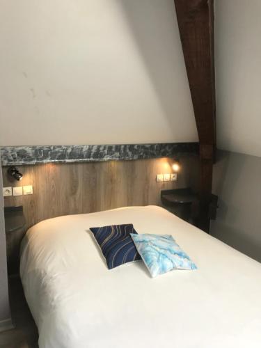 Postel nebo postele na pokoji v ubytování Logis Hôtel & Restaurant - Le Floride