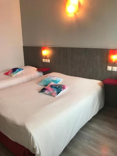 Postel nebo postele na pokoji v ubytování Logis Hôtel & Restaurant - Le Floride