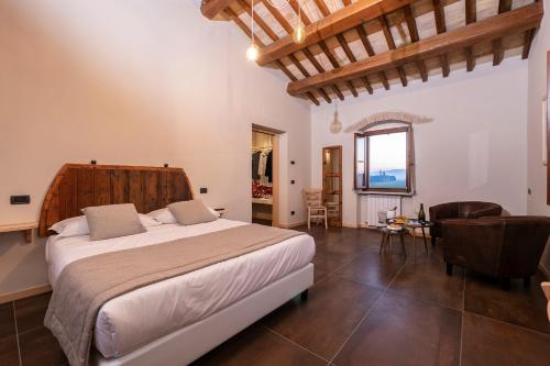 1 dormitorio con 1 cama, mesa y sillas en Borgo Degli Angeli Resort e Spa, en San Vitale