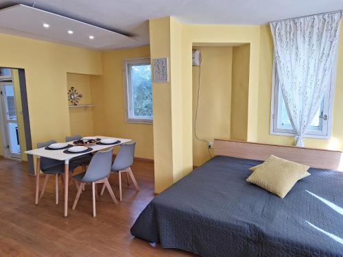 1 dormitorio con 1 cama, mesa y sillas en Top Location Harmony Apartment by HostEx, en Varna