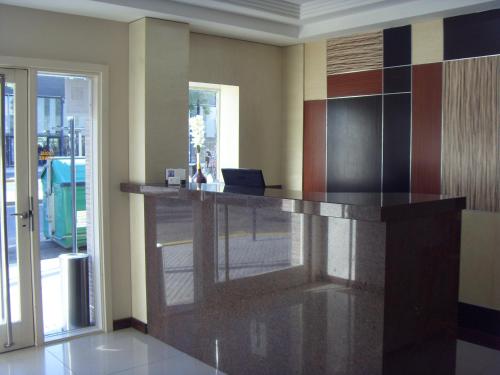a lobby with a bar with a laptop on it at Hotel Micro in Rosario