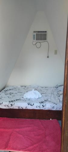 Habitación con cama y aire acondicionado en la pared en Little Mouse Resort en San Francisco