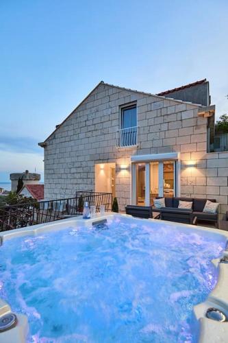 New & Stunning Views in Luxury 5* Divona Apartment