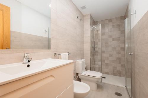 マルベーリャにある1st line beach complex apartmentのバスルーム(洗面台、トイレ、シャワー付)
