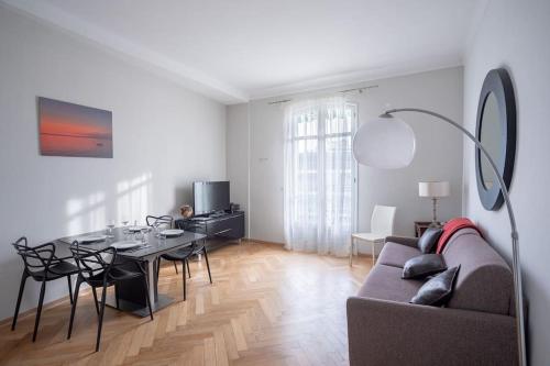 un salon avec un canapé et une table dans l'établissement 20 LACROI - Superbe appartement 2 chambres avec vue mer centre Cannes, à Cannes